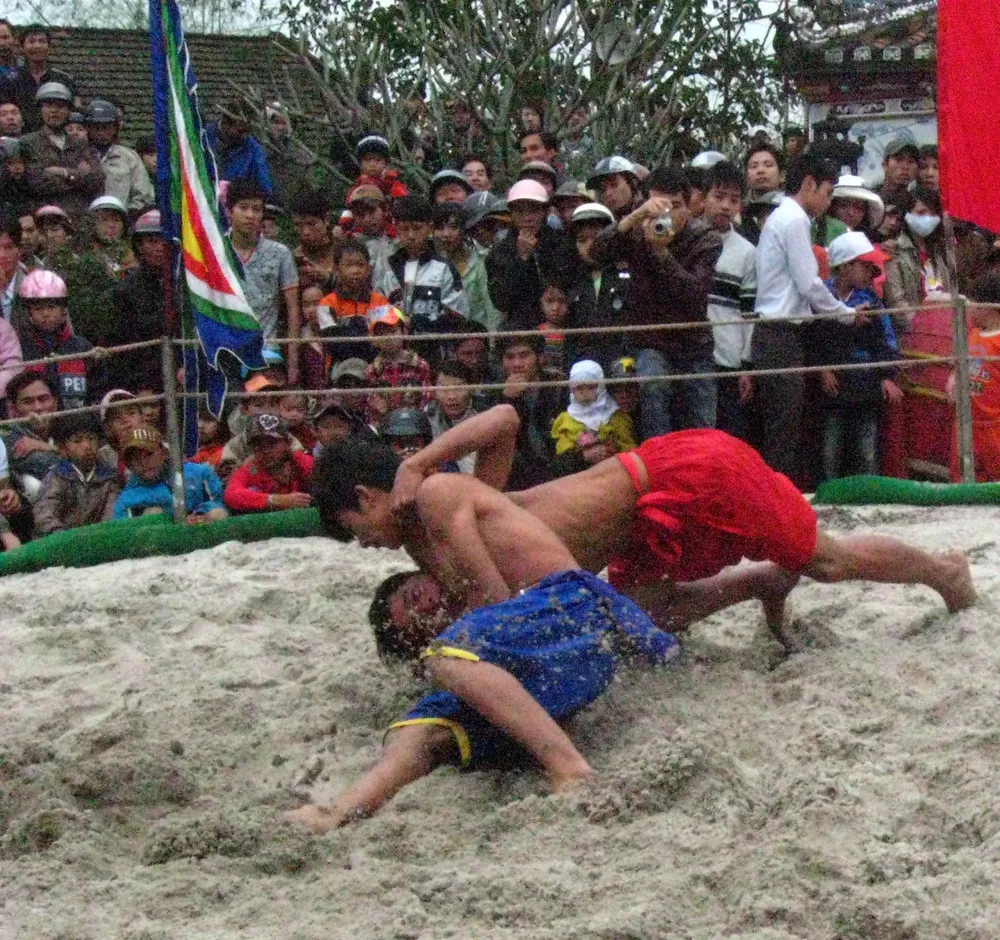 Tranh tài trên sới vật